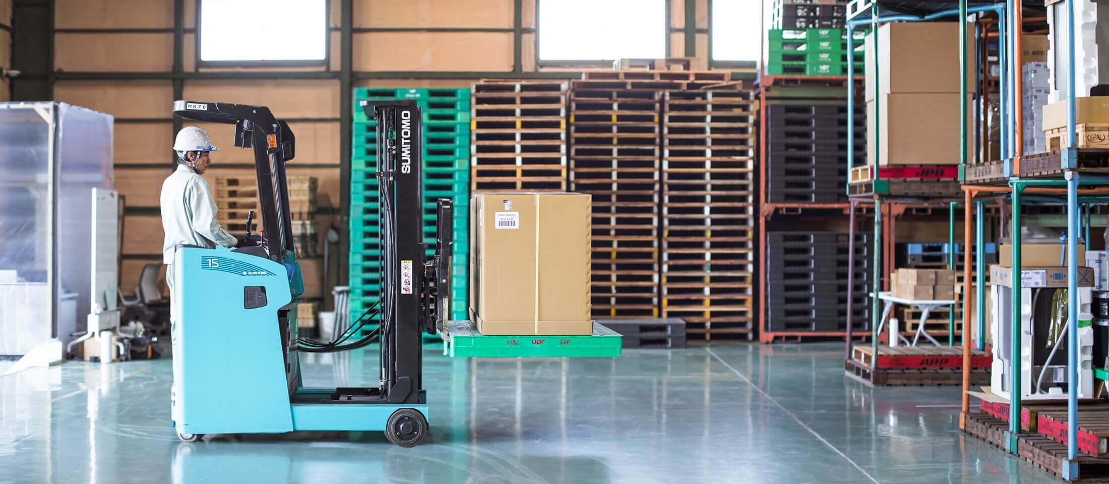 フォークリフトで作業中の写真