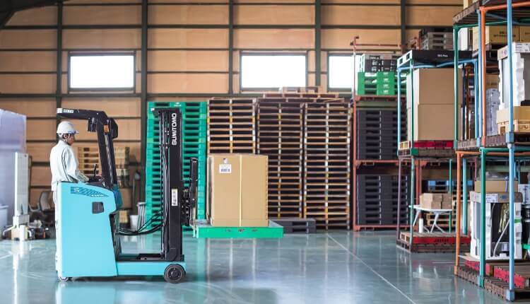 フォークリフトで作業中の写真