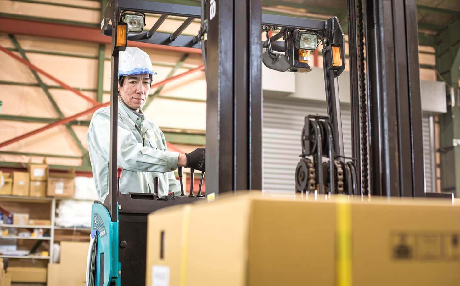 フォークリフトで作業中の写真
