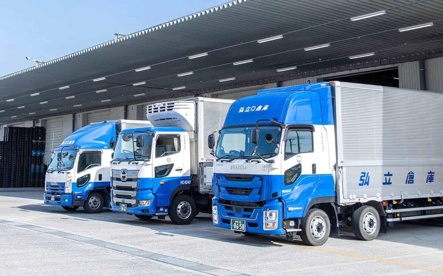 倉庫前のトラックの写真